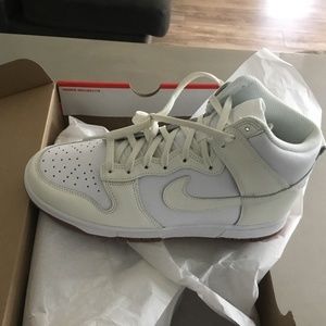 New Women’s Nike Dunk High size 8.5